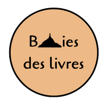 Logo Baies des livres dans un cercle noir au fond beige, le texte Baies des livres dans lequel le A est transformé en silhouette du Mont Saint-Michel